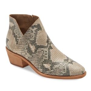 NWOT Vince Camuto Arendara Snakeskin Print Ankle Booties Size 6M